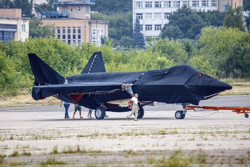 Jet Tempur Siluman 'F-35' Rusia Hidden under tarpaulin, a prospective Russian fighter jet is being towed to a parking spot before its presentation at the Moscow international air show in Zhukovsky outside Moscow, Russia, Thursday, July 15, 2021. Russian aircraft makers say they will present a prospective new fighter jet at a Moscow air show that opens next week. The new warplane hidden under tarpaulin was photographed being towed to a parking spot across the airfield in Zhukovsky outside Moscow. That's where MAKS-2021 International Aviation and Space Salon opens on Tuesday. Russian President Vladimir Putin is set to visit the show’s opening. (AP Photo/Ivan Novikov-Dvinsky)