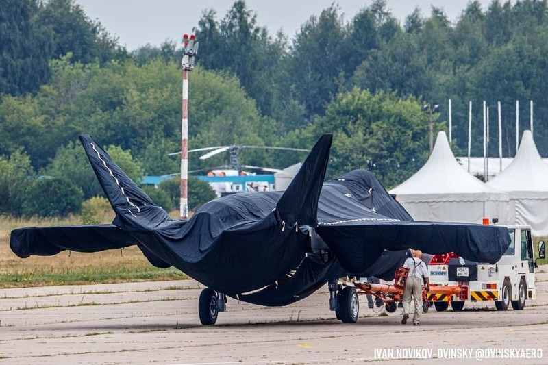 Jet Tempur Siluman 'F-35' Rusia Hidden under tarpaulin, a prospective Russian fighter jet is being towed to a parking spot before its presentation at the Moscow international air show in Zhukovsky outside Moscow, Russia, Thursday, July 15, 2021. Russian aircraft makers say they will present a prospective new fighter jet at a Moscow air show that opens next week. The new warplane hidden under tarpaulin was photographed being towed to a parking spot across the airfield in Zhukovsky outside Moscow. That's where MAKS-2021 International Aviation and Space Salon opens on Tuesday. Russian President Vladimir Putin is set to visit the show’s opening. (AP Photo/Ivan Novikov-Dvinsky)