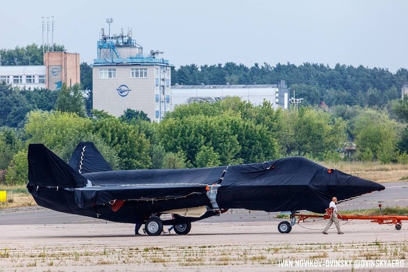 Jet Tempur Siluman 'F-35' Rusia Hidden under tarpaulin, a prospective Russian fighter jet is being towed to a parking spot before its presentation at the Moscow international air show in Zhukovsky outside Moscow, Russia, Thursday, July 15, 2021. Russian aircraft makers say they will present a prospective new fighter jet at a Moscow air show that opens next week. The new warplane hidden under tarpaulin was photographed being towed to a parking spot across the airfield in Zhukovsky outside Moscow. That's where MAKS-2021 International Aviation and Space Salon opens on Tuesday. Russian President Vladimir Putin is set to visit the show’s opening. (AP Photo/Ivan Novikov-Dvinsky)