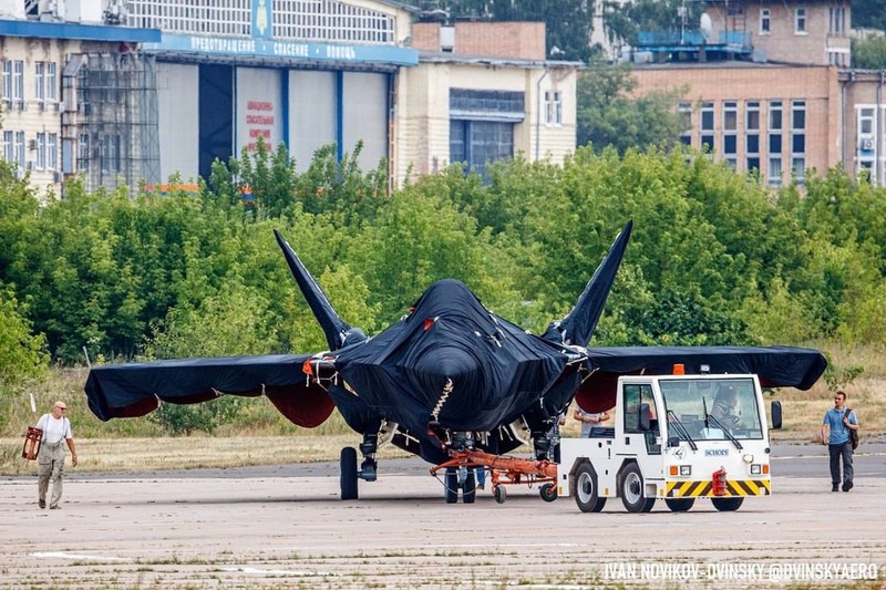 Jet Tempur Siluman 'F-35' Rusia Hidden under tarpaulin, a prospective Russian fighter jet is being towed to a parking spot before its presentation at the Moscow international air show in Zhukovsky outside Moscow, Russia, Thursday, July 15, 2021. Russian aircraft makers say they will present a prospective new fighter jet at a Moscow air show that opens next week. The new warplane hidden under tarpaulin was photographed being towed to a parking spot across the airfield in Zhukovsky outside Moscow. That's where MAKS-2021 International Aviation and Space Salon opens on Tuesday. Russian President Vladimir Putin is set to visit the show’s opening. (AP Photo/Ivan Novikov-Dvinsky)