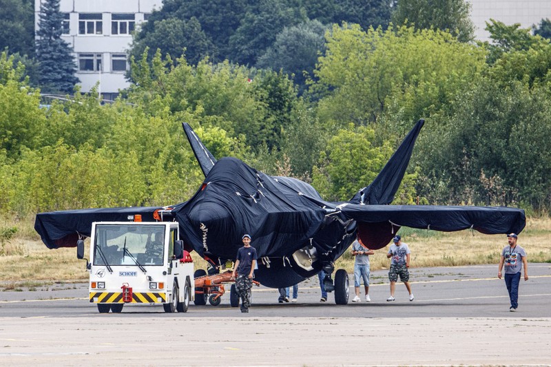 Jet Tempur Siluman 'F-35' Rusia Hidden under tarpaulin, a prospective Russian fighter jet is being towed to a parking spot before its presentation at the Moscow international air show in Zhukovsky outside Moscow, Russia, Thursday, July 15, 2021. Russian aircraft makers say they will present a prospective new fighter jet at a Moscow air show that opens next week. The new warplane hidden under tarpaulin was photographed being towed to a parking spot across the airfield in Zhukovsky outside Moscow. That's where MAKS-2021 International Aviation and Space Salon opens on Tuesday. Russian President Vladimir Putin is set to visit the show’s opening. (AP Photo/Ivan Novikov-Dvinsky)