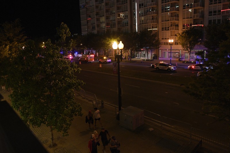 Penemabakan di Luar Stadion AS Saat Pertandingan Baseball Fans jump into a camera well after hearing gunfire from outside the stadium, during a baseball game between the San Diego Padres and the Washington Nationals at Nationals Park in Washington on Saturday, July 17, 2021. (John McDonnell/The Washington Post via AP)