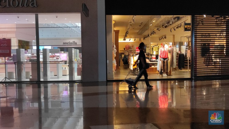 Suasana Mal Saat Pemberlakukaan PPKM Darurat ( Suasana Mal Saat Pemberlakukaan PPKM Darurat di Lippo Mall Kemang (CNBC Indonesia/ Andrean Kristianto)