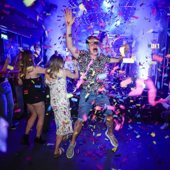 Lockdown Dicabut, Warga Inggris Serbu Party di Klub Malam