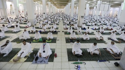 Jemaah haji menerpakan jarak sosial saat mereka berdoa di Masjid Namira di Arafat selama ziarah haji tahunan, dekat kota suci Mekah, Arab Saudi, Senin, 19 Juli 2021. (AP Photo/Amr Nabil) Muslim pilgrims practice social distancing as they pray at the Namira Mosque in Arafat during the annual hajj pilgrimage, near the holy city of Mecca, Saudi Arabia, Monday, July 19, 2021. Tens of thousands of vaccinated Muslim pilgrims circled Islam's holiest site in Mecca on Sunday, but remained socially distanced and wore masks as the coronavirus takes its toll on the hajj for a second year running. What once drew some 2.5 million Muslims from all walks of life from across the globe, the hajj pilgrimage is now almost unrecognizable in scale. (AP Photo/Amr Nabil)