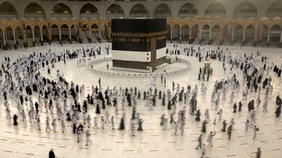 Jemaah haji mengelilingi Ka'bah In this photo taken with low shutter speed, Muslim pilgrims circumambulate the Kaaba, the cubic building at the Grand Mosque, as they wear masks and keep social distancing, a day before the annual hajj pilgrimage, Saturday, July 17, 2021. The pilgrimage to Mecca required once in a lifetime of every Muslim who can afford it and is physically able to make it, used to draw more than 2 million people. But for a second straight year it has been curtailed due to the coronavirus with only vaccinated people in Saudi Arabia able to participate. (AP Photo/Amr Nabil)
