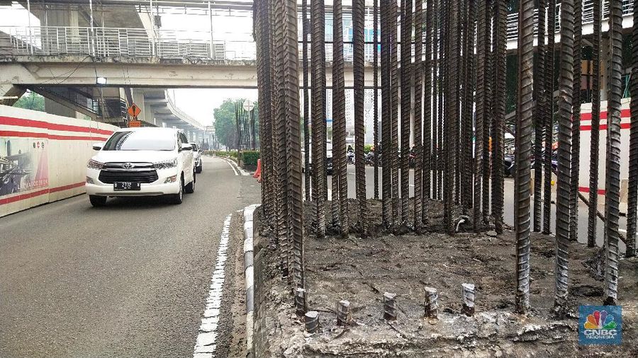 Kondisi Tiang Monorel  yang Dicuri di Kawasan Kuningan, Senin (19/7/2021). (CNBC Indonesia/ Tri Susilo)