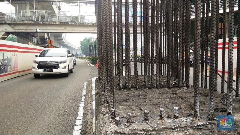 Kondisi Tiang Monorel  yang Dicuri di Kawasan Kuningan, Senin (19/7/2021). (CNBC Indonesia/ Tri Susilo)