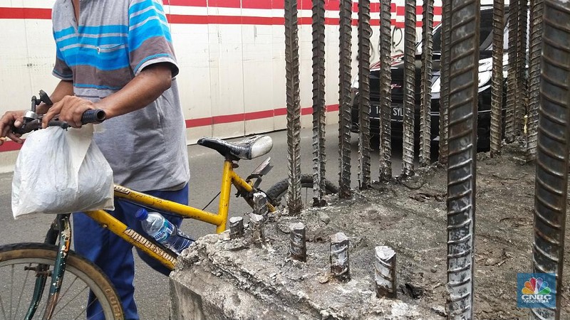 Kondisi Tiang Monorel  yang Dicuri di Kawasan Kuningan, Senin (19/7/2021). (CNBC Indonesia/ Tri Susilo)