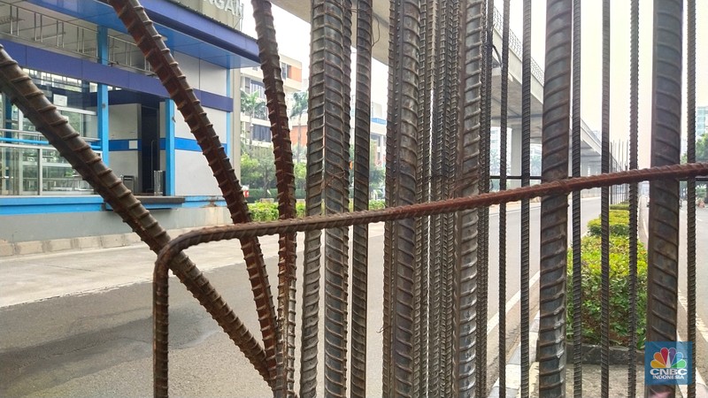 Kondisi Tiang Monorel yang Dicuri di Kawasan Kuningan (CNBC Indonesia/ Tri Susilo) Kondisi Tiang Monorel yang Dicuri di Kawasan Kuningan, Senin (19/7/2021). (CNBC Indonesia/ Tri Susilo)