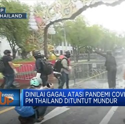 Pengunjuk Rasa Bentrok Dengan Polisi di Thailand