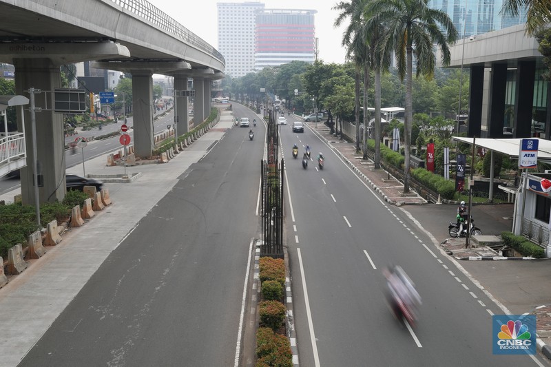Kondisi Tiang Monorel  yang Dicuri di Kawasan Kuningan, Senin (19/7/2021). (CNBC Indonesia/ Tri Susilo)