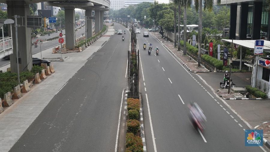 Kondisi Tiang Monorel  yang Dicuri di Kawasan Kuningan, Senin (19/7/2021). (CNBC Indonesia/ Tri Susilo)