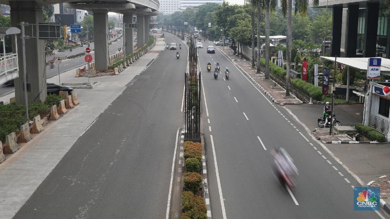 Kondisi Tiang Monorel  yang Dicuri di Kawasan Kuningan, Senin (19/7/2021). (CNBC Indonesia/ Tri Susilo)