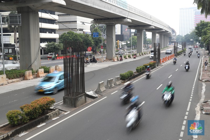 Kondisi Tiang Monorel  yang Dicuri di Kawasan Kuningan, Senin (19/7/2021). (CNBC Indonesia/ Tri Susilo)
