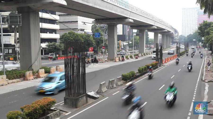 Kondisi Tiang Monorel  yang Dicuri di Kawasan Kuningan, Senin (19/7/2021). (CNBC Indonesia/ Tri Susilo)