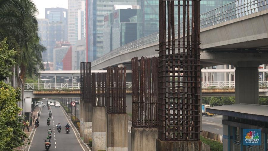 Pengendara melintasi proyek monorel di Jalan HR Rasuna Said, Kuningan, Jakarta, Senin (19/7/2021). (²©²ÊÍøÕ¾/ Tri Susilo)