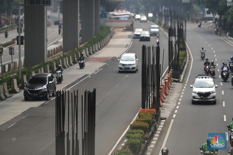Kondisi Tiang Monorel  yang Dicuri di Kawasan Kuningan, Senin (19/7/2021). (CNBC Indonesia/ Tri Susilo)
