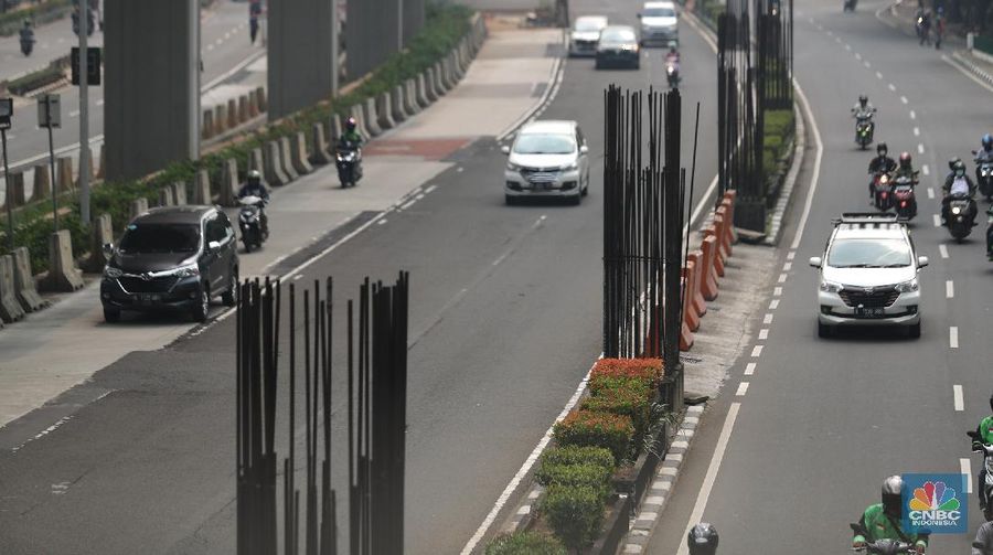 Kondisi Tiang Monorel  yang Dicuri di Kawasan Kuningan, Senin (19/7/2021). (CNBC Indonesia/ Tri Susilo)