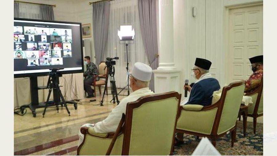 Wakil Presiden K.H. Ma'ruf Amin menggelar pertemuan dengan Pimpinan MUI dan Ormas Islam membahas pelaksanaan Iduladha dan Kurban 1442 H di masa PPKM Darurat Covid-19 secara luring dan daring, Minggu (18/07/21). (Tangkapan Layar Twitter @wapres_ri)