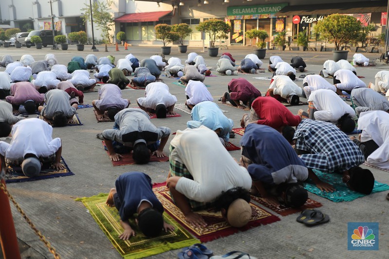 salat Idul Adha 1442 berjemaah di tengah pemberlakuan PPKM darurat Warga melaksanakan salat Idul Adha 1442 berjemaah di tengah pemberlakuan PPKM darurat di Masjid Larangan, Kota Tangerang, Banten Selasa (20/7/2021). (CNBC Indonesia/ Tri Susilo)