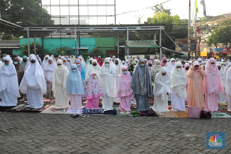 salat Idul Adha 1442 berjemaah di tengah pemberlakuan PPKM darurat Warga melaksanakan salat Idul Adha 1442 berjemaah di tengah pemberlakuan PPKM darurat di Masjid Larangan, Kota Tangerang, Banten Selasa (20/7/2021). (CNBC Indonesia/ Tri Susilo)