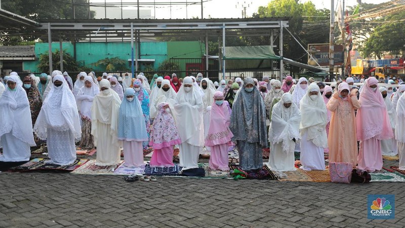 Warga melaksanakan salat Idul Adha 1442 berjemaah di tengah pemberlakuan PPKM darurat  di Masjid Larangan, Kota Tangerang, Banten Selasa (20/7/2021). (CNBC Indonesia/ Tri Susilo)