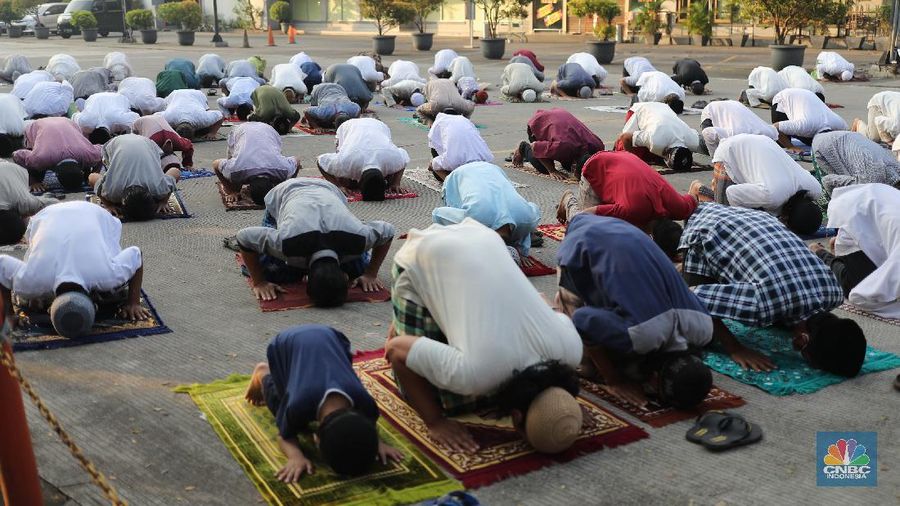 Warga melaksanakan salat Idul Adha 1442 berjemaah di tengah pemberlakuan PPKM darurat  di Masjid Larangan, Kota Tangerang, Banten Selasa (20/7/2021). (CNBC Indonesia/ Tri Susilo)
