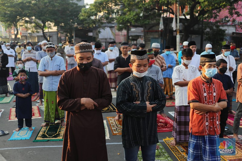 salat Idul Adha 1442 berjemaah di tengah pemberlakuan PPKM darurat Warga melaksanakan salat Idul Adha 1442 berjemaah di tengah pemberlakuan PPKM darurat di Masjid Larangan, Kota Tangerang, Banten Selasa (20/7/2021). (CNBC Indonesia/ Tri Susilo)