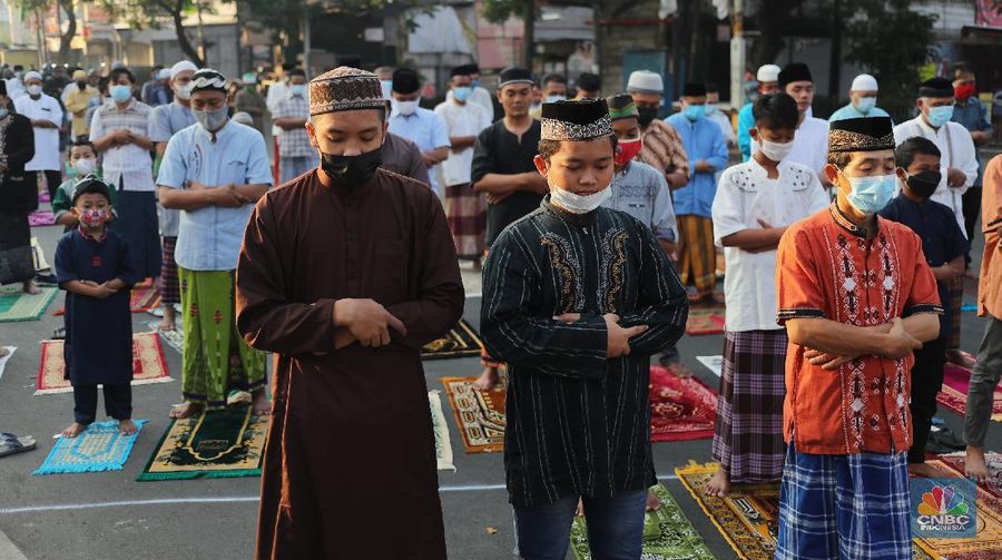 Warga melaksanakan salat Idul Adha 1442 berjemaah di tengah pemberlakuan PPKM darurat  di Masjid Larangan, Kota Tangerang, Banten Selasa (20/7/2021). (վ/ Tri Susilo)