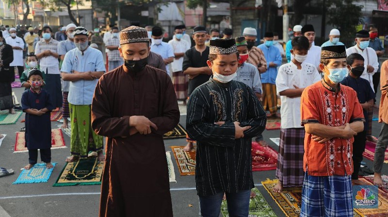 Warga melaksanakan salat Idul Adha 1442 berjemaah di tengah pemberlakuan PPKM darurat  di Masjid Larangan, Kota Tangerang, Banten Selasa (20/7/2021). (CNBC Indonesia/ Tri Susilo)
