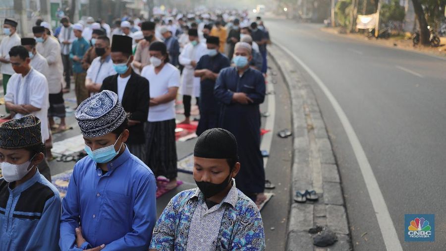 Warga melaksanakan salat Idul Adha 1442 berjemaah di tengah pemberlakuan PPKM darurat  di Masjid Larangan, Kota Tangerang, Banten Selasa (20/7/2021). (CNBC Indonesia/ Tri Susilo)