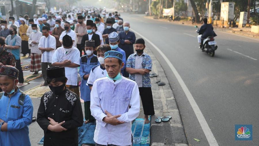 Warga melaksanakan salat Idul Adha 1442 berjemaah di tengah pemberlakuan PPKM darurat  di Masjid Larangan, Kota Tangerang, Banten Selasa (20/7/2021). (CNBC Indonesia/ Tri Susilo)