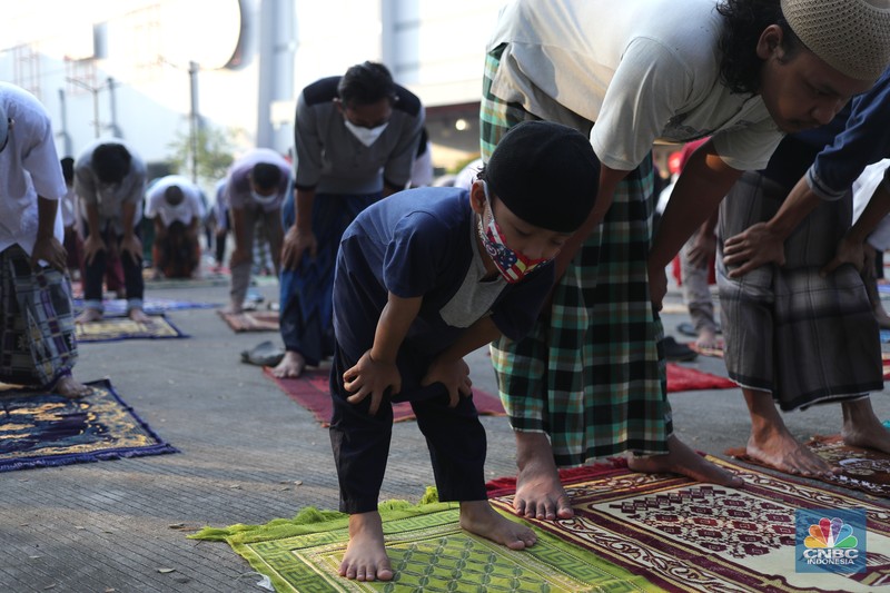 salat Idul Adha 1442 berjemaah di tengah pemberlakuan PPKM darurat Warga melaksanakan salat Idul Adha 1442 berjemaah di tengah pemberlakuan PPKM darurat di Masjid Larangan, Kota Tangerang, Banten Selasa (20/7/2021). (CNBC Indonesia/ Tri Susilo)