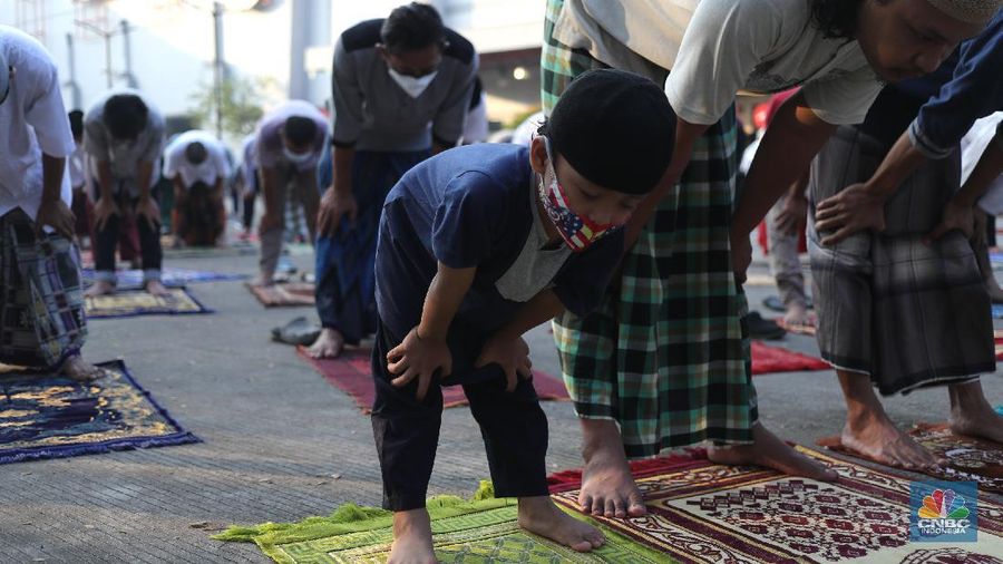 Warga melaksanakan salat Idul Adha 1442 berjemaah di tengah pemberlakuan PPKM darurat  di Masjid Larangan, Kota Tangerang, Banten Selasa (20/7/2021). (CNBC Indonesia/ Tri Susilo)