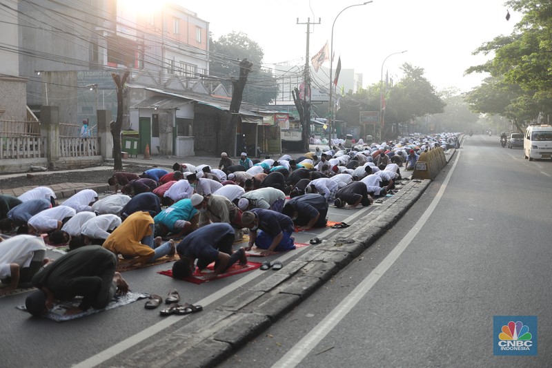 salat Idul Adha 1442 berjemaah di tengah pemberlakuan PPKM darurat Warga melaksanakan salat Idul Adha 1442 berjemaah di tengah pemberlakuan PPKM darurat di Masjid Larangan, Kota Tangerang, Banten Selasa (20/7/2021). (CNBC Indonesia/ Tri Susilo)