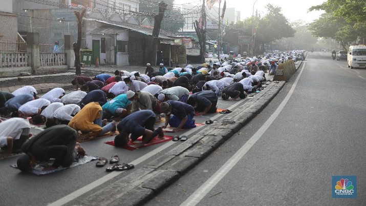 Warga melaksanakan salat Idul Adha 1442 berjemaah di tengah pemberlakuan PPKM darurat  di Masjid Larangan, Kota Tangerang, Banten Selasa (20/7/2021). (CNBC Indonesia/ Tri Susilo)