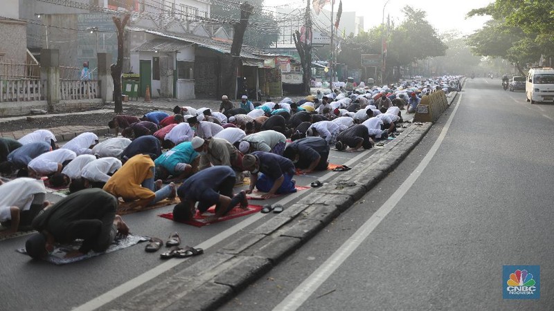 Warga melaksanakan salat Idul Adha 1442 berjemaah di tengah pemberlakuan PPKM darurat  di Masjid Larangan, Kota Tangerang, Banten Selasa (20/7/2021). (CNBC Indonesia/ Tri Susilo)