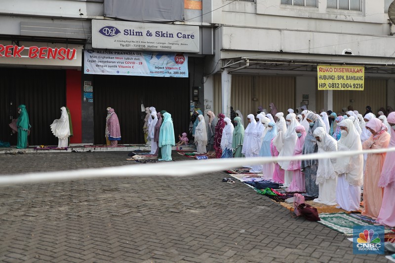 salat Idul Adha 1442 berjemaah di tengah pemberlakuan PPKM darurat Warga melaksanakan salat Idul Adha 1442 berjemaah di tengah pemberlakuan PPKM darurat di Masjid Larangan, Kota Tangerang, Banten Selasa (20/7/2021). (CNBC Indonesia/ Tri Susilo)