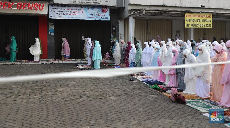 Warga melaksanakan salat Idul Adha 1442 berjemaah di tengah pemberlakuan PPKM darurat  di Masjid Larangan, Kota Tangerang, Banten Selasa (20/7/2021). (CNBC Indonesia/ Tri Susilo)