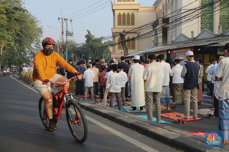 salat Idul Adha 1442 berjemaah di tengah pemberlakuan PPKM darurat Warga melaksanakan salat Idul Adha 1442 berjemaah di tengah pemberlakuan PPKM darurat di Masjid Larangan, Kota Tangerang, Banten Selasa (20/7/2021). (CNBC Indonesia/ Tri Susilo)