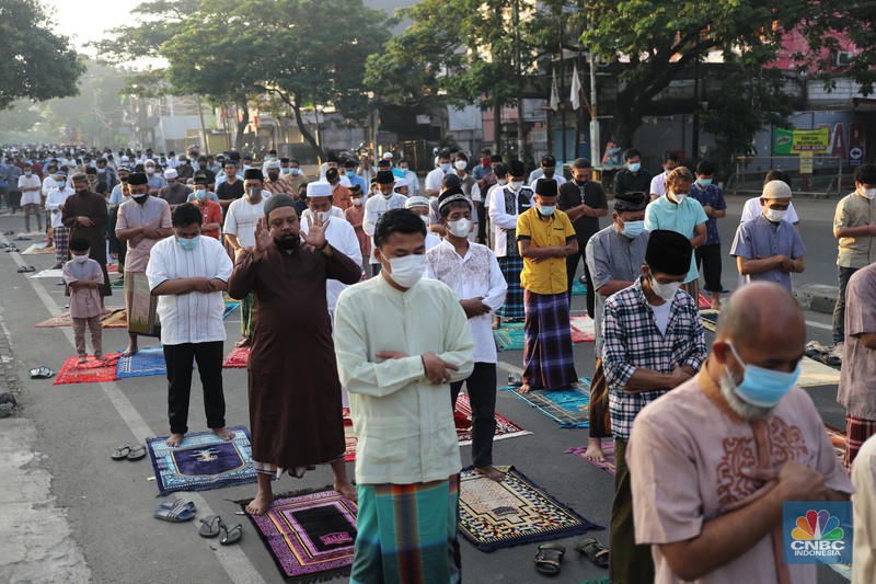 salat Idul Adha 1442 berjemaah di tengah pemberlakuan PPKM darurat Warga melaksanakan salat Idul Adha 1442 berjemaah di tengah pemberlakuan PPKM darurat di Masjid Larangan, Kota Tangerang, Banten Selasa (20/7/2021). (CNBC Indonesia/ Tri Susilo)