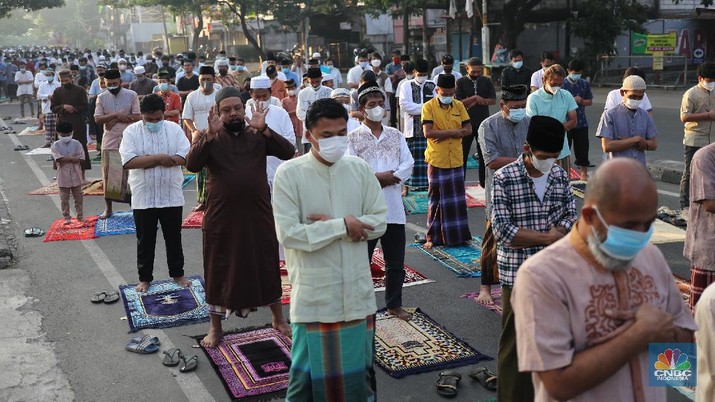 Warga melaksanakan salat Idul Adha 1442 berjemaah di tengah pemberlakuan PPKM darurat  di Masjid Larangan, Kota Tangerang, Banten Selasa (20/7/2021). (CNBC Indonesia/ Tri Susilo)