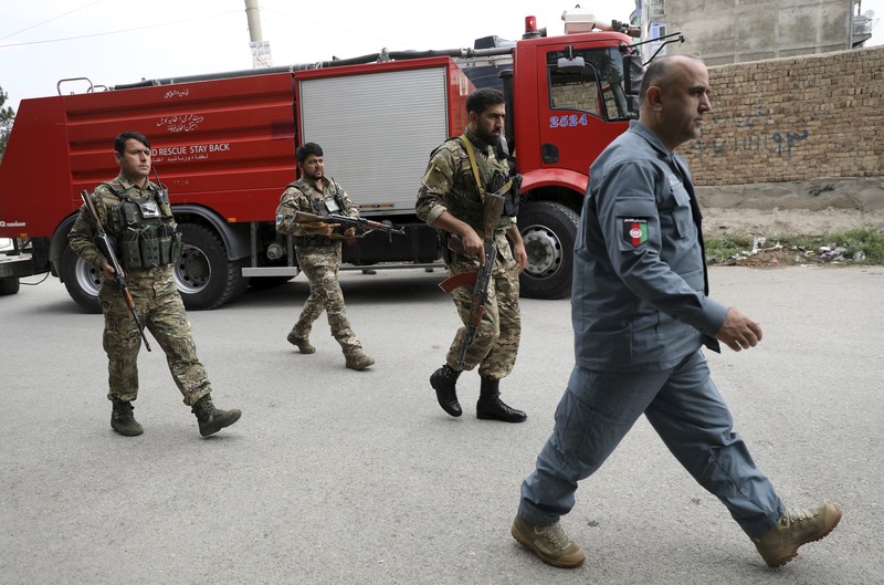 Suasana usai serangan roket di Kabul, Afghanistan, Selasa, 20 Juli 2021. Security personnel inspect a damaged vehicle where rockets were fired from in Kabul, Afghanistan, Tuesday, July 20, 2021. At least three rockets hit near the presidential palace on Tuesday shortly before Afghan President Ashraf Ghani was to give an address to mark the Muslim holiday of Eid-al-Adha. (AP Photo/Rahmat Gul)