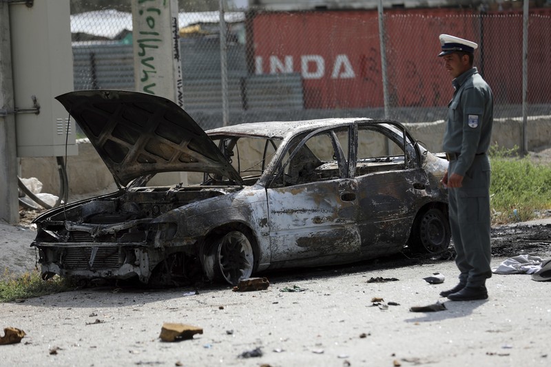 Suasana usai serangan roket di Kabul, Afghanistan, Selasa, 20 Juli 2021. Security personnel inspect a damaged vehicle where rockets were fired from in Kabul, Afghanistan, Tuesday, July 20, 2021. At least three rockets hit near the presidential palace on Tuesday shortly before Afghan President Ashraf Ghani was to give an address to mark the Muslim holiday of Eid-al-Adha. (AP Photo/Rahmat Gul)