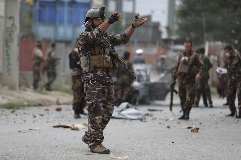 Suasana usai serangan roket di Kabul, Afghanistan, Selasa, 20 Juli 2021. Security personnel inspect a damaged vehicle where rockets were fired from in Kabul, Afghanistan, Tuesday, July 20, 2021. At least three rockets hit near the presidential palace on Tuesday shortly before Afghan President Ashraf Ghani was to give an address to mark the Muslim holiday of Eid-al-Adha. (AP Photo/Rahmat Gul)