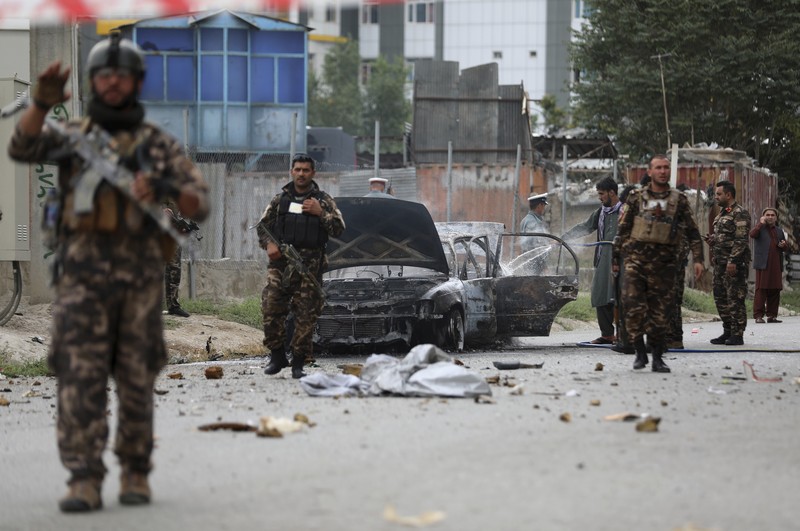 Suasana usai serangan roket di Kabul, Afghanistan, Selasa, 20 Juli 2021. Security personnel inspect a damaged vehicle where rockets were fired from in Kabul, Afghanistan, Tuesday, July 20, 2021. At least three rockets hit near the presidential palace on Tuesday shortly before Afghan President Ashraf Ghani was to give an address to mark the Muslim holiday of Eid-al-Adha. (AP Photo/Rahmat Gul)