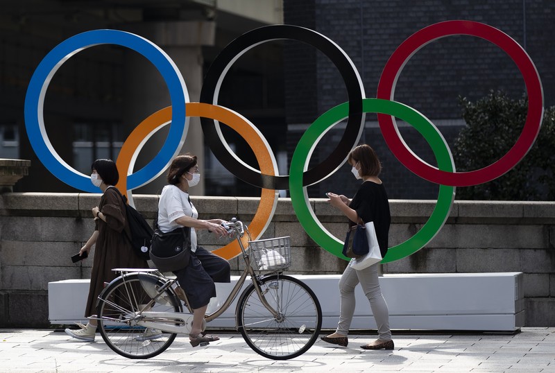Petir menerangi langit di logo cincin Olimpiade dan Jembatan Pelangi di Tokyo, Minggu, 11 Juli 2021. (Kyodo News via AP) Lightning illuminates the sky over the Olympic rings and the Rainbow Bridge in Tokyo, Sunday, July 11, 2021. The opening ceremony of the postponed 2020 Summer Olympics is scheduled to be held in less than two weeks. (Kyodo News via AP)