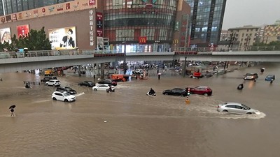 Banjir di China Vehicles are stranded after a heavy downpour in Zhengzhou city, central China's Henan province on Tuesday, July 20, 2021. Heavy flooding has hit central China following unusually heavy rains, with the subway system in the city of Zhengzhou inundated with rushing water. (Chinatopix Via AP)