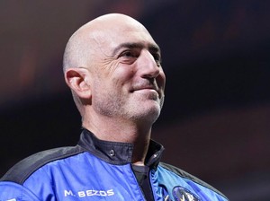 Jeff Bezos Prediksi 2045 Jutaan Orang Tinggal di Luar Angkasa